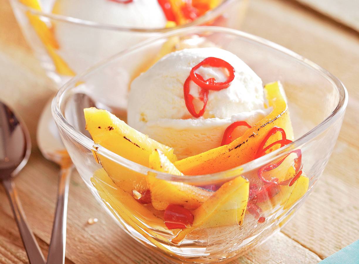Slagroomijs met mango en rode peper