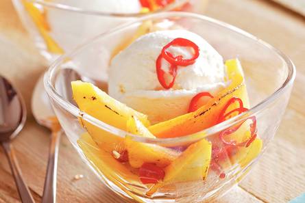 Slagroomijs met mango en rode peper