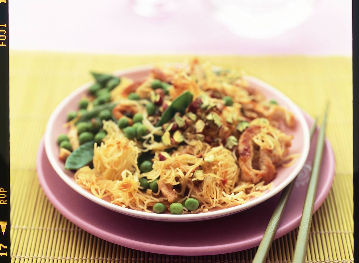 Mie met kalkoen en pistachenootjes