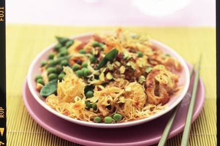 Mie met kalkoen en pistachenootjes