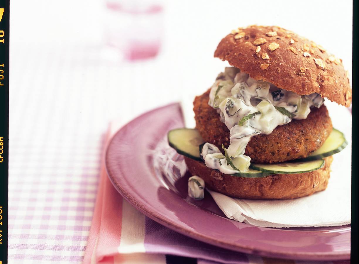 Griekse groenteburger met komkommersalade