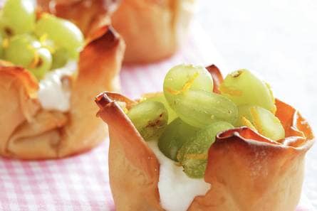Filodeegtaartjes met druivensalsa