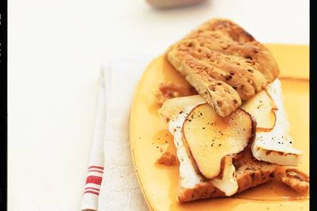 Broodje geitenbrie en peer