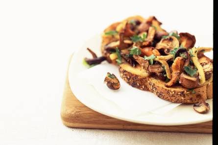 Geroosterd brood met paddenstoelen
