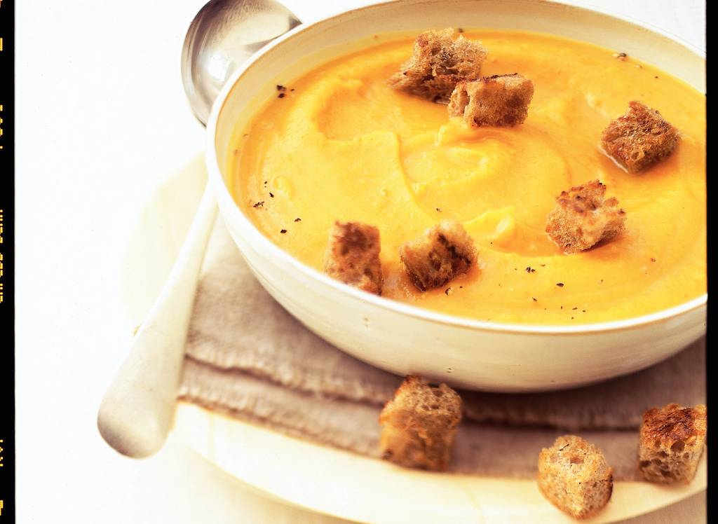 Stevige pompoensoep met gebakken croutons