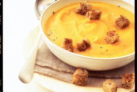 Stevige pompoensoep met gebakken croutons