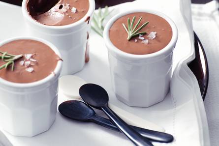 Chocolademousse met rozemarijn