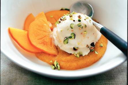 Kaki-ijs met honing en yoghurt