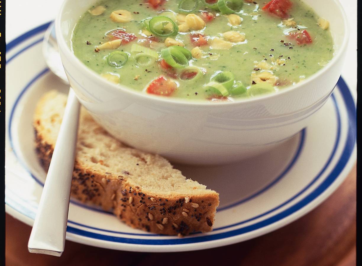 Romige broccolisoep met tomaat