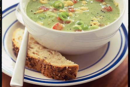 Romige broccolisoep met tomaat