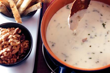Geitenkaasfondue met walnoten