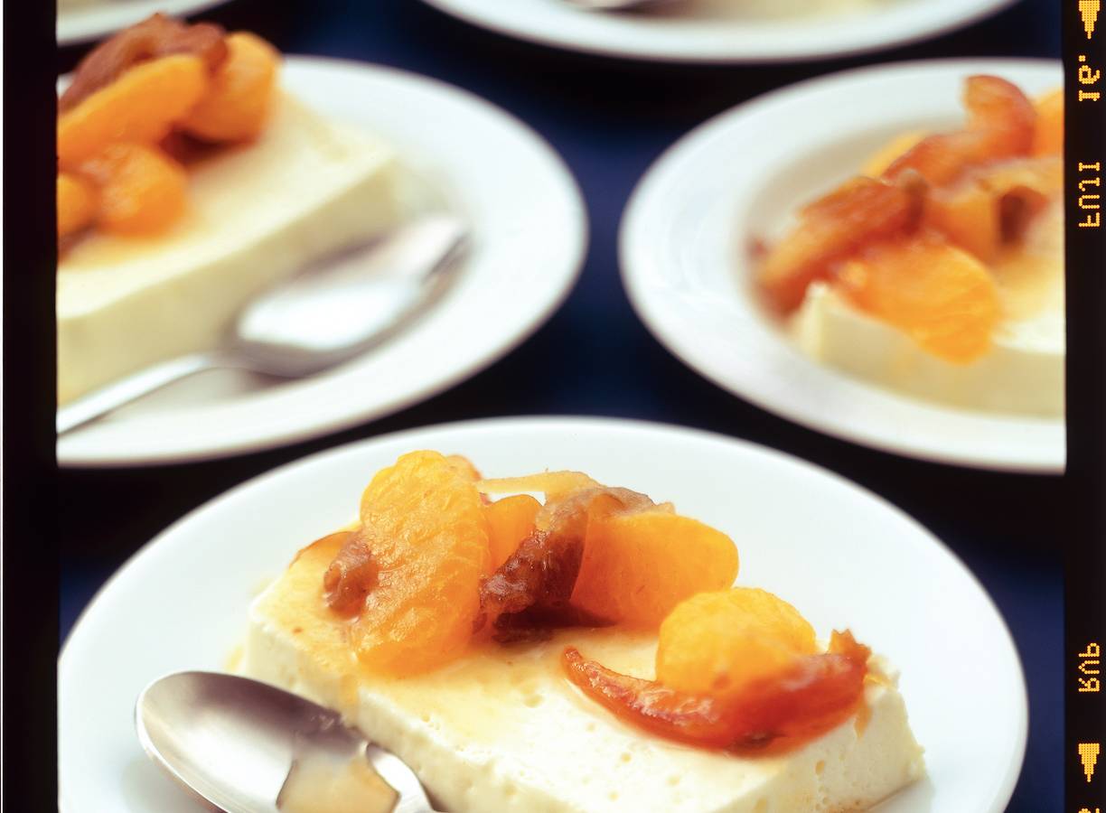 Panna cotta met clementines en dadels