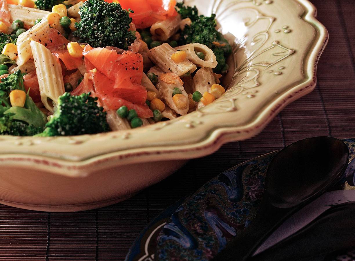 Pastasalade met zalm en sinaasappeldressing