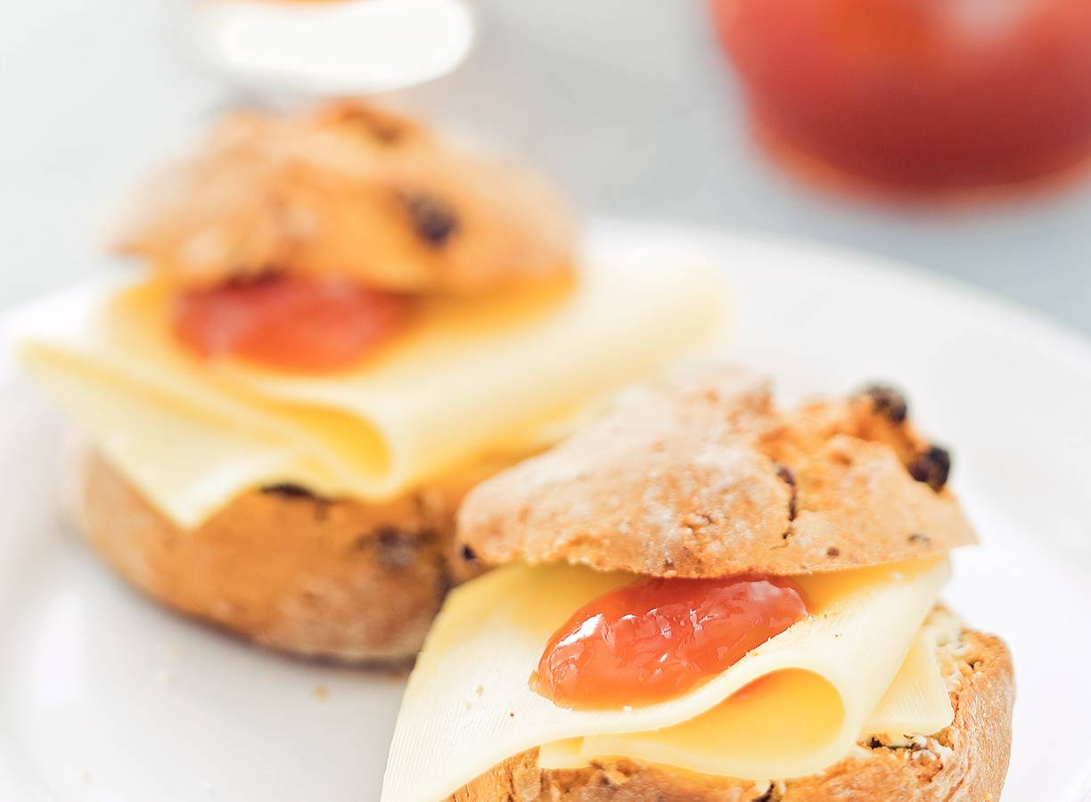 Kwarkbolletjes met boerenkaas en rozenbotteljam