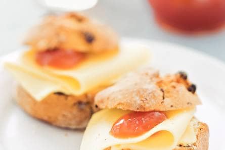 Kwarkbolletjes met boerenkaas en rozenbotteljam