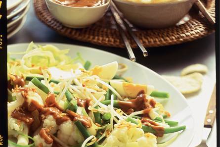Gado gado met witte rijst en pinda's