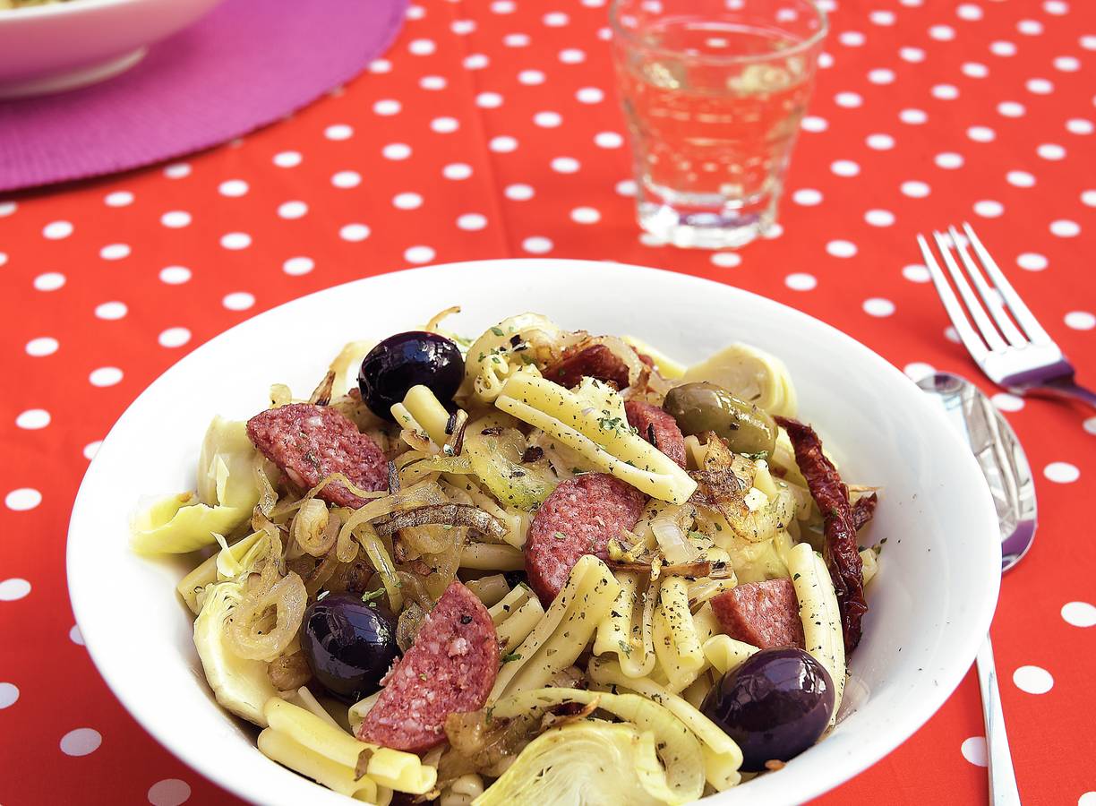 Pasta met salami en artisjok