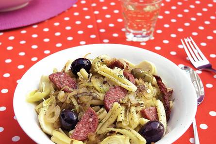 Pasta met salami en artisjok