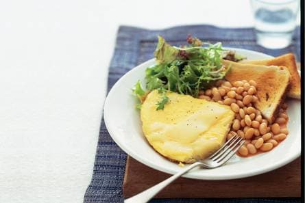 Omelet en witte bonen in tomatensaus