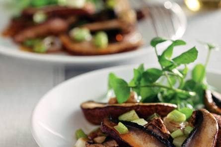 Salade van portobello met kruidige sojadressing