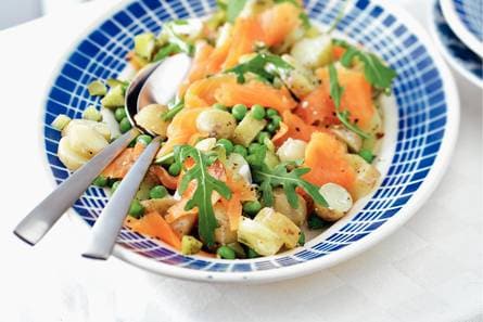 Lauwwarme aardappelsalade met gerookte zalm
