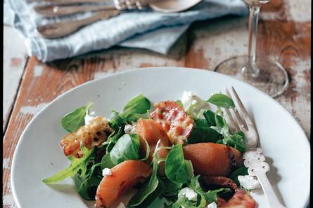 Lauwwarme salade van stoofpeertjes