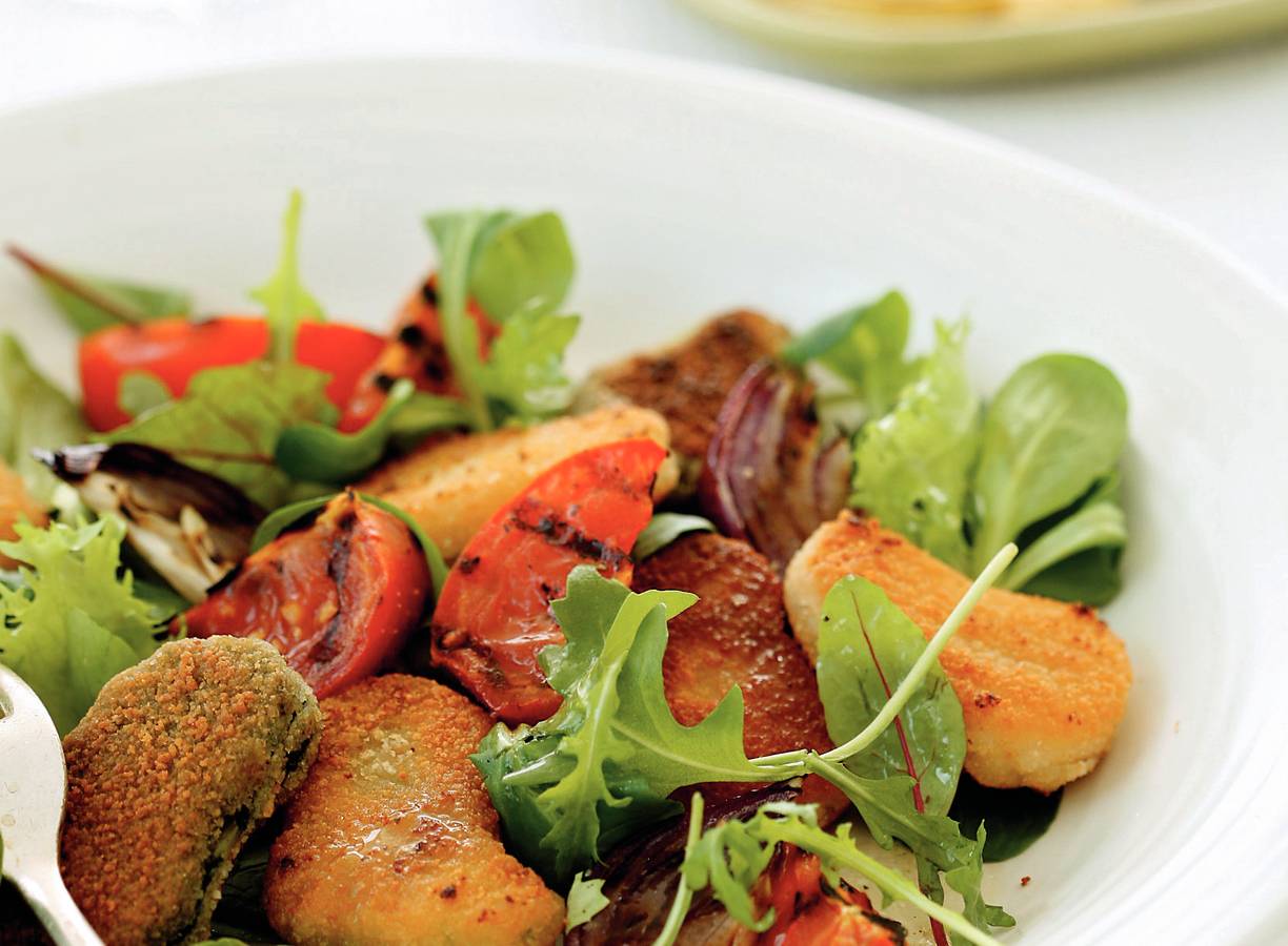 Salade met krokante groentenuggets en gegrilde groenten