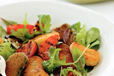 Salade met krokante groentenuggets en gegrilde groenten