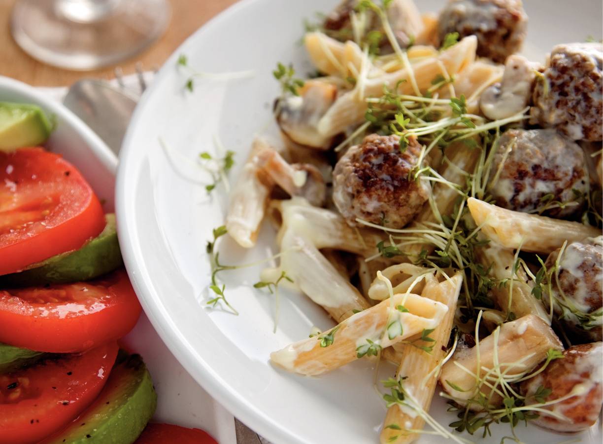 Pasta met gehaktballetjes en tuinkers