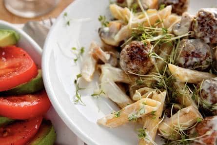 Pasta met gehaktballetjes en tuinkers