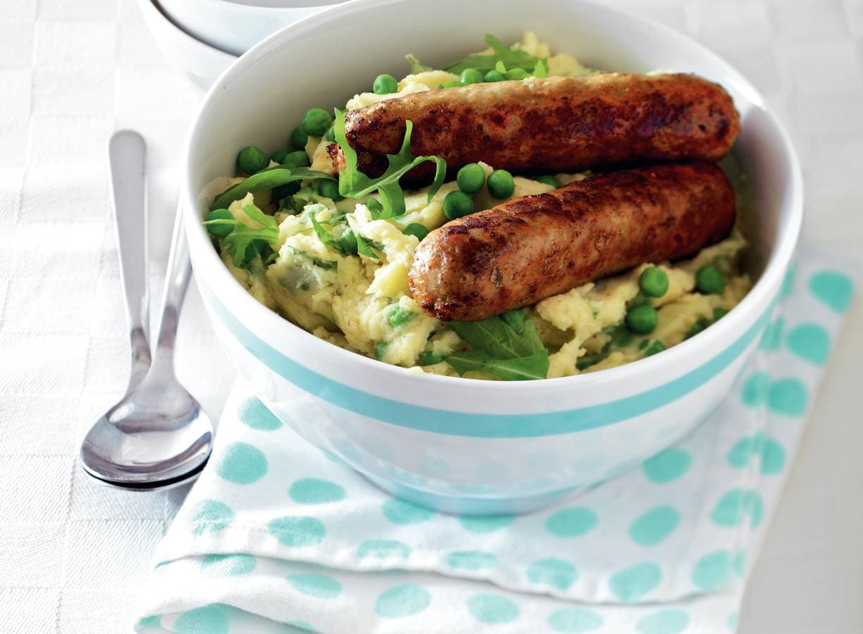 Mosterdpuree met braadworsten en tuinerwten