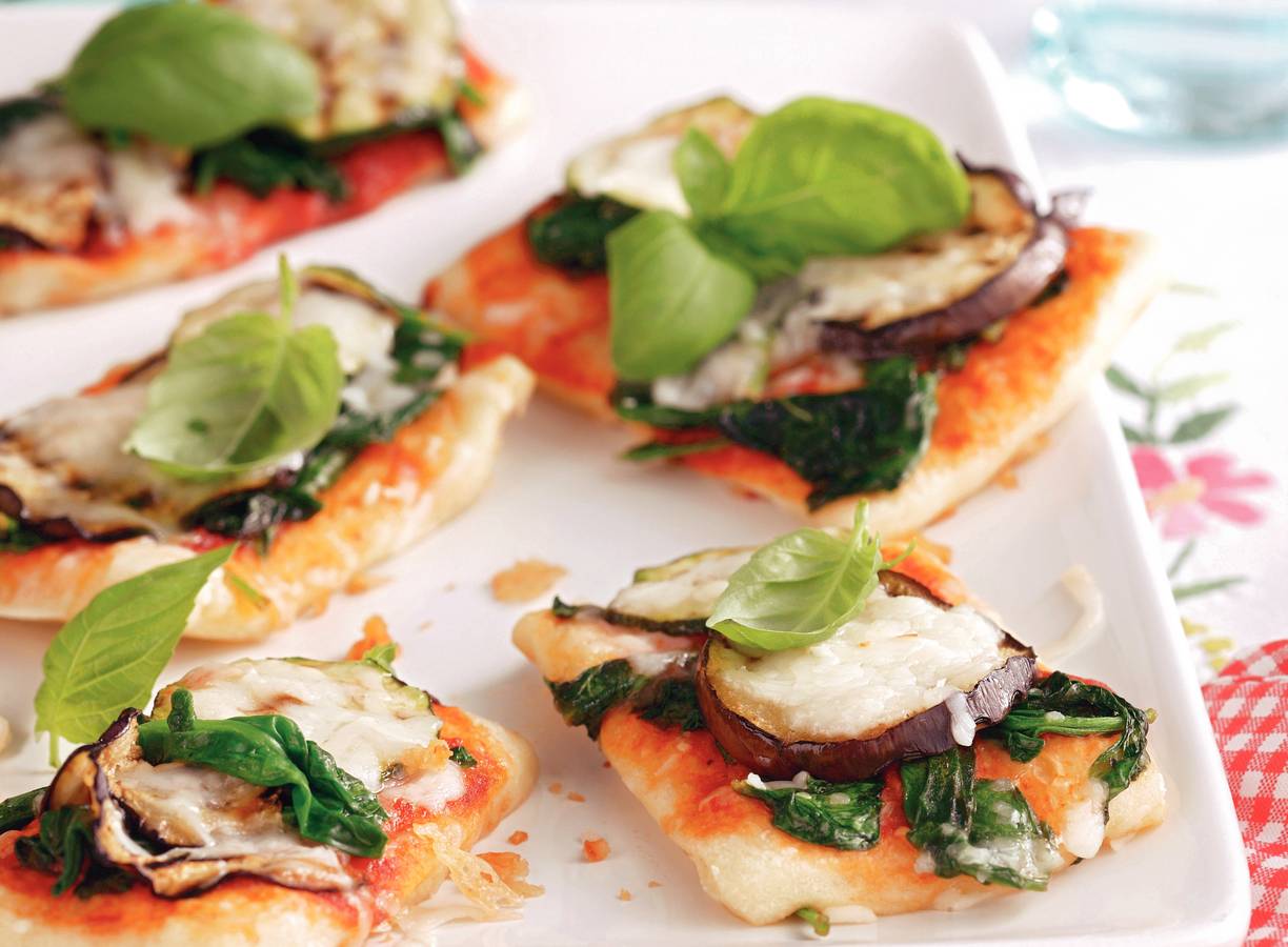 Minipizza met gegrilde groenten vegetarisch