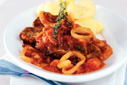 Karbonade met uien-tomatenjus