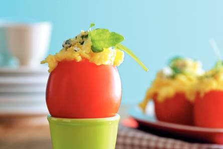 Gevulde tomaten met roerei en blauwaderkaas