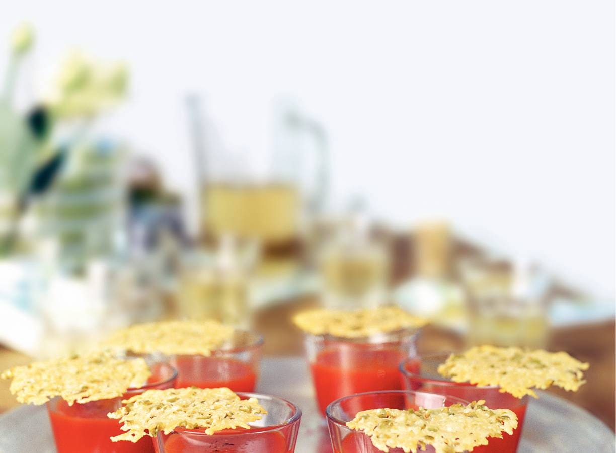 Pittige tomatendrank met olijvenkoekje