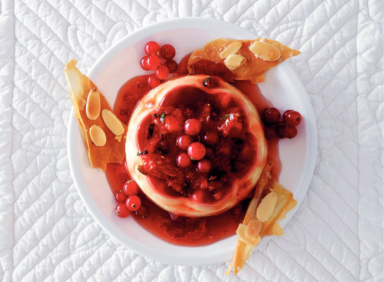 Vanillepudding met verse vruchtensaus