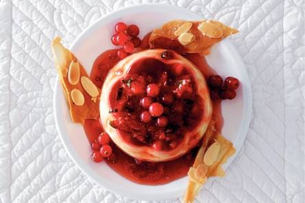 Vanillepudding met verse vruchtensaus