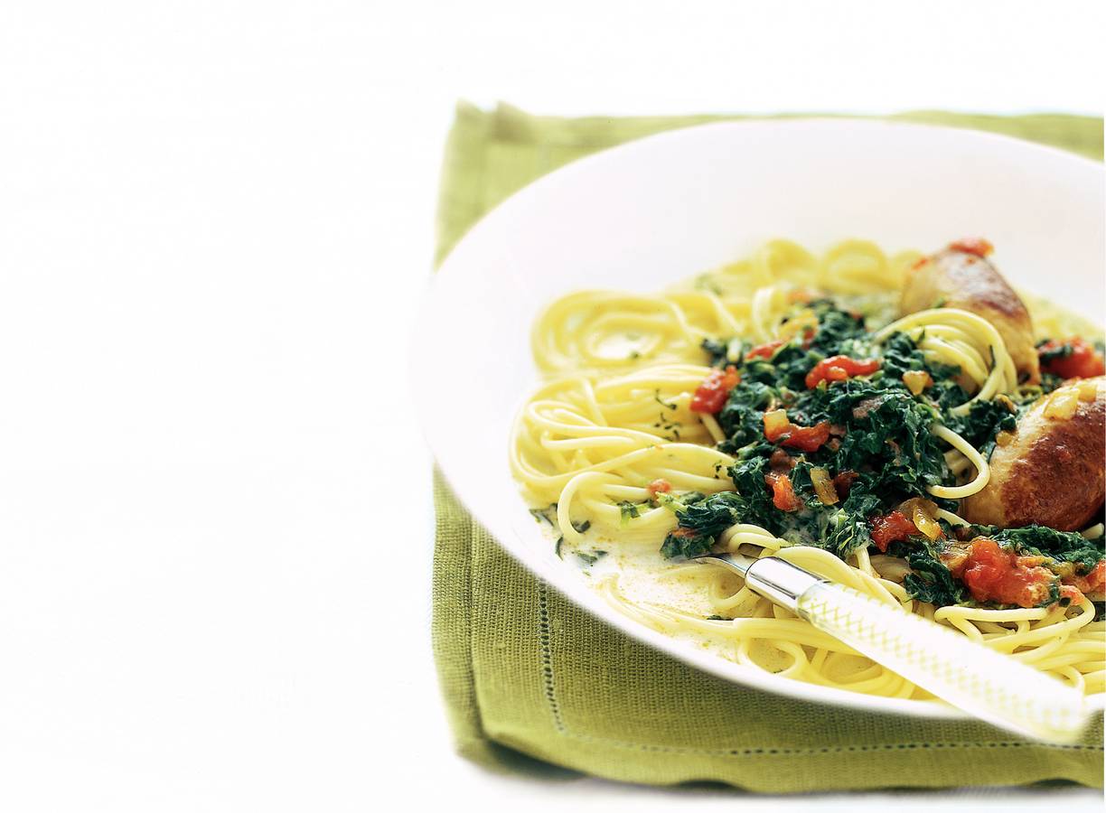 Pasta met spinazieroomsaus en kruidige worst