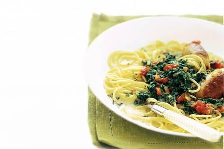 Pasta met spinazieroomsaus en kruidige worst
