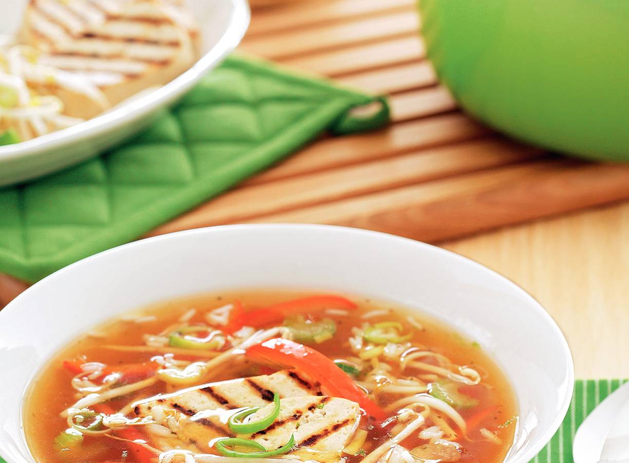 Maaltijdsoep met groenten en gegrilde tofu