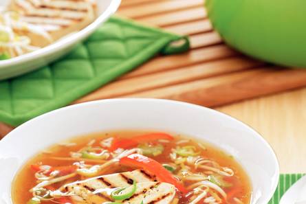 Maaltijdsoep met groenten en gegrilde tofu