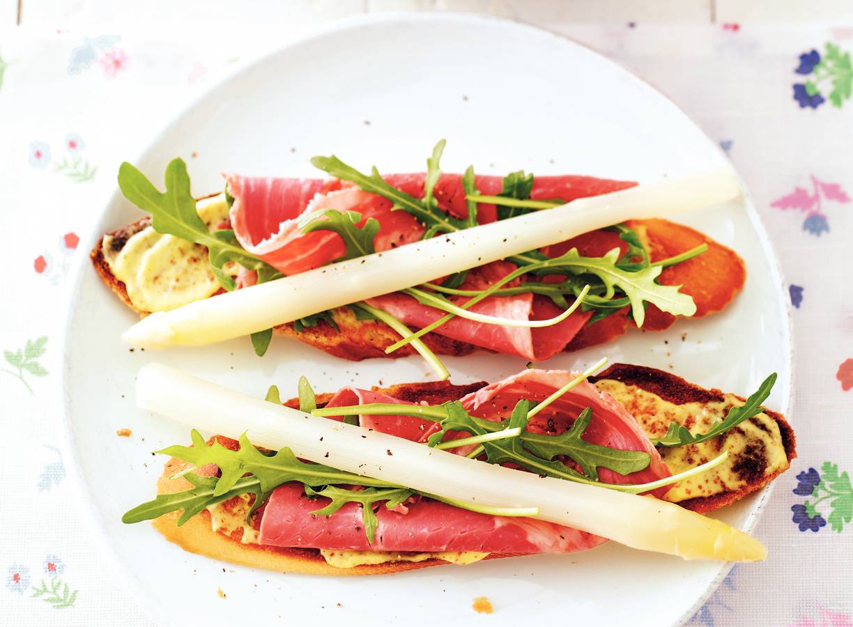 Asperges op gegrild stokbrood