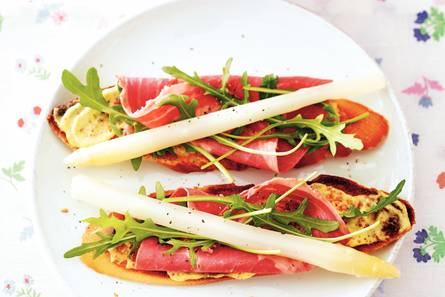 Asperges op gegrild stokbrood