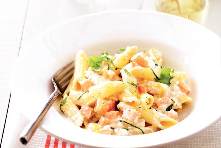 pasta met gekookte zalm pasta met gekookte zalm
