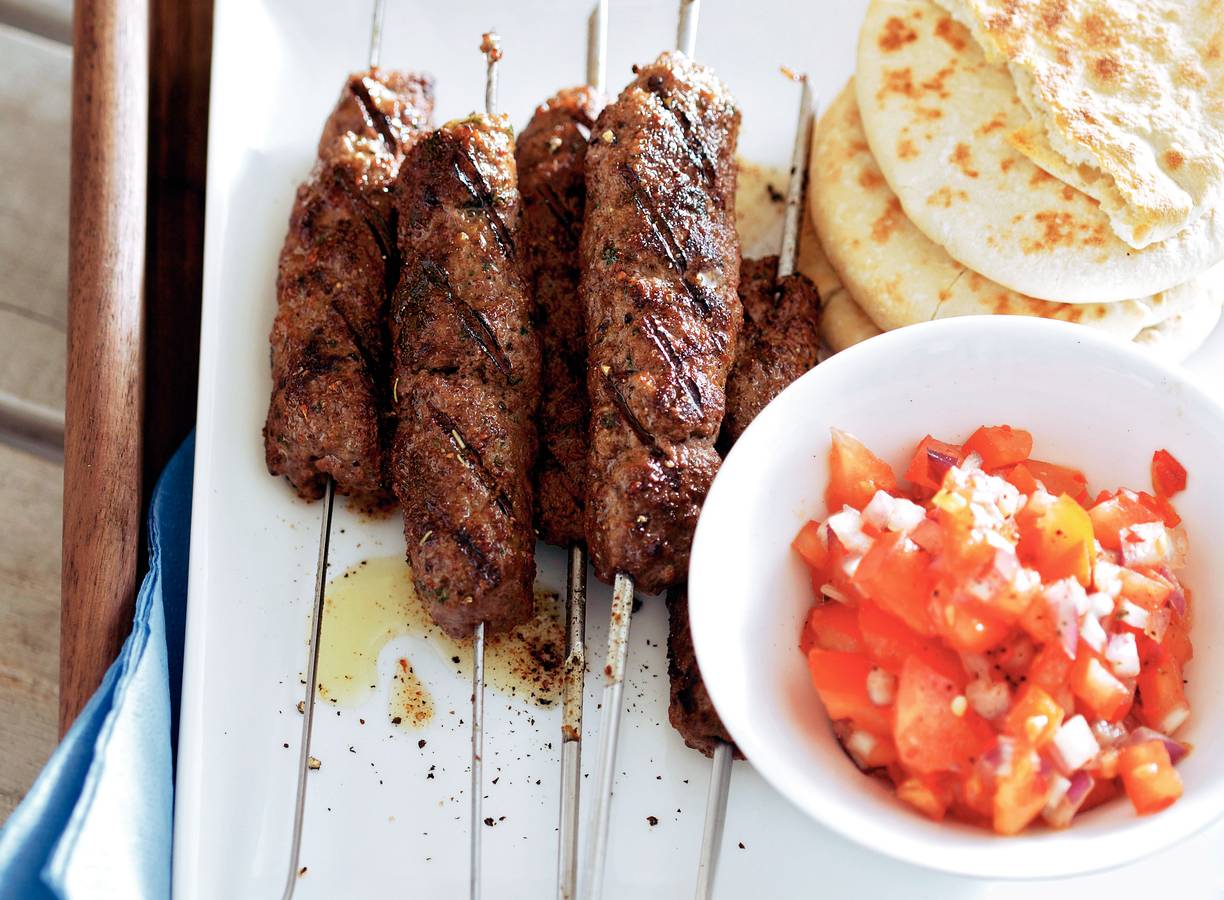 Gegrilde worstjes met pittige tomatensalsa