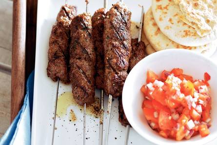 Gegrilde worstjes met pittige tomatensalsa
