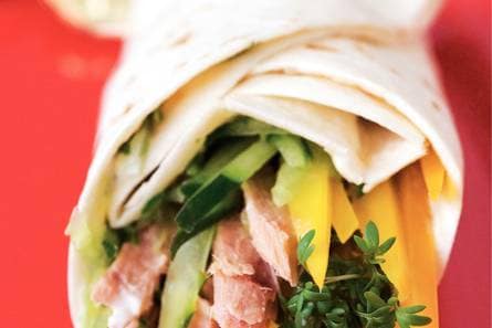 Wrap met komkommer en tonijn