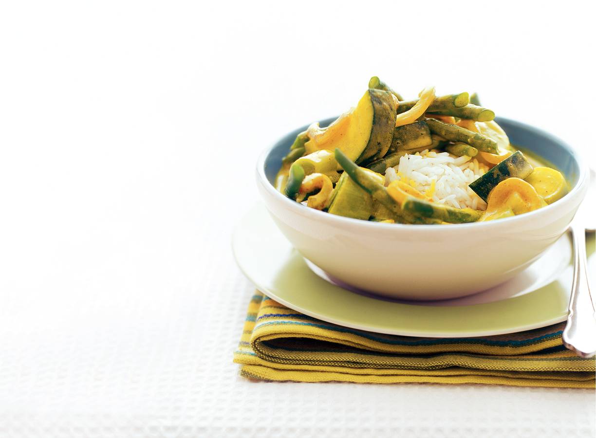 Groene groentecurry met geurige rijst