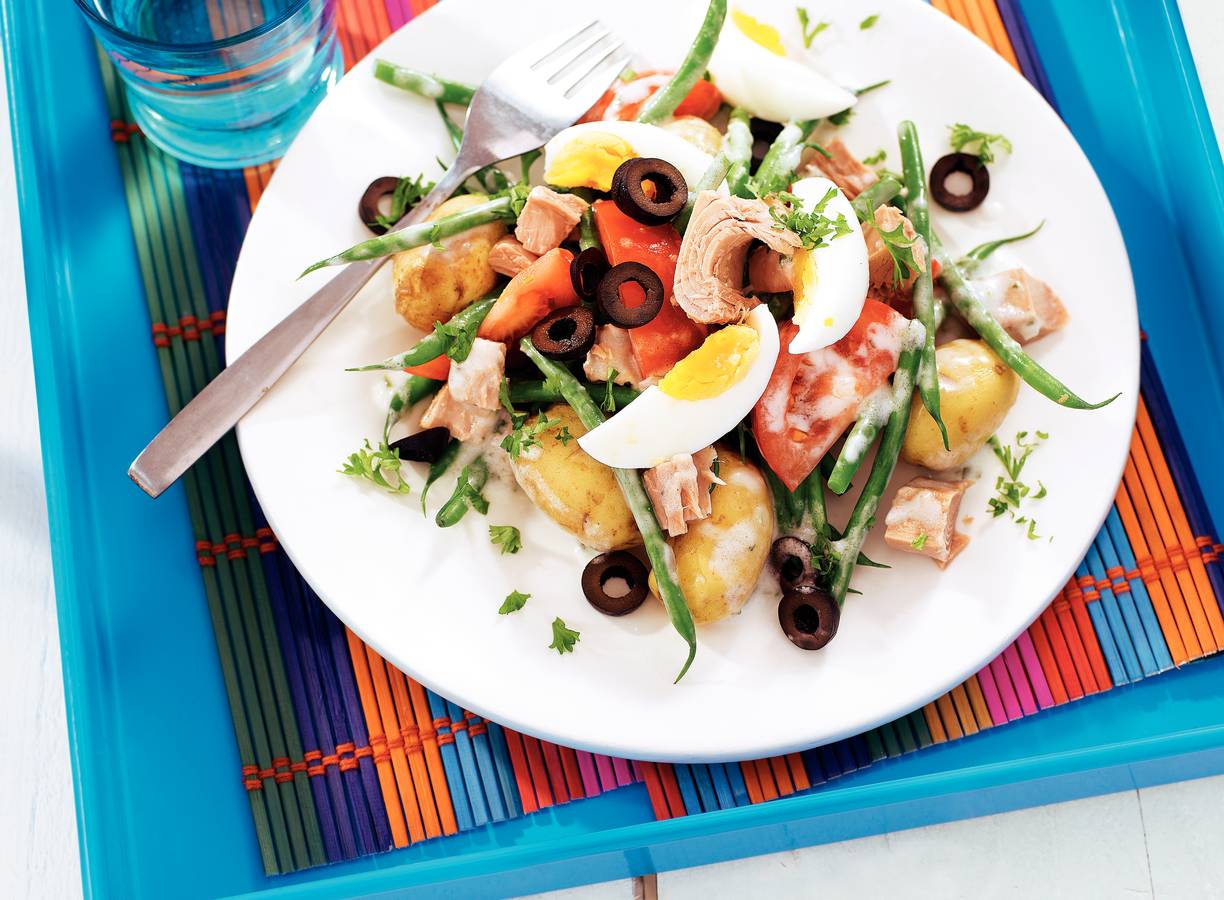 Mediterrane tonijnsalade met boontjes en olijven