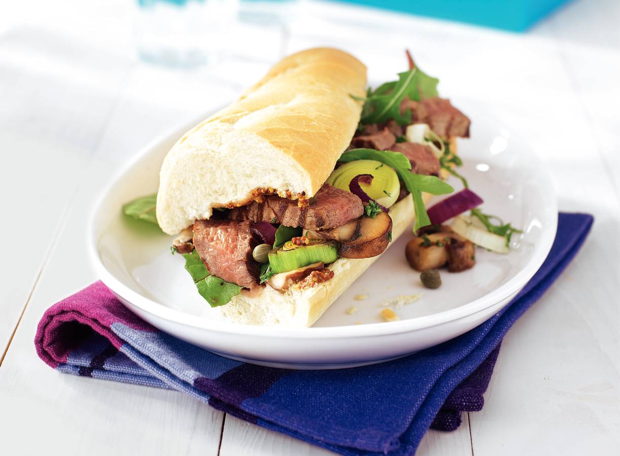 Steak sandwich met rucola en roerbakgroenten
